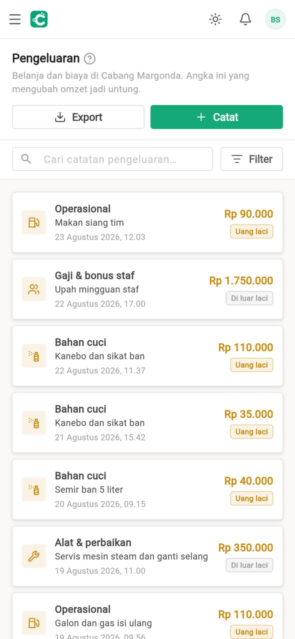 HP menampilkan catatan pengeluaran Cucimoo — gaji staf, bahan cuci dan biaya operasional, masing-masing bertanda uang laci atau di luar laci